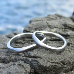 柔らかい揺らぎのデザイン・ハフニウムの結婚指輪　Hafnium Rings