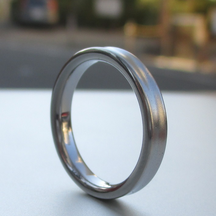 メンテナンスフリーで飽きのこないハフニウムの結婚指輪　Hafnium Ring