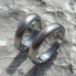 ハフニウムとピンクゴールドの色合わせが美しい結婚指輪　Hafnium & Pinkgold Rings