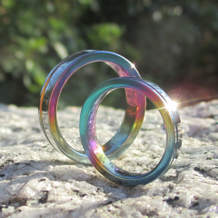 光の干渉によって色鮮やかに輝くジルコニウムの結婚指輪　Zirconium Rings