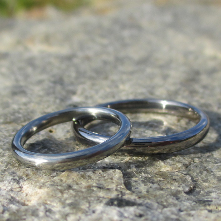 白い指輪ハフニウムと黒い指輪タンタルのペアリング　Hafnium & Tantalum Rings