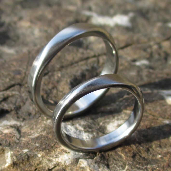 ２つのリングは相似形・ハフニウムの結婚指輪　Hafnium Rings