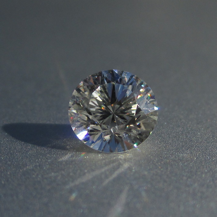 ウィトルウィウスの神聖幾何学を元に設計された青い癒しの光のダイヤモンド　Diana Sun Diamond
