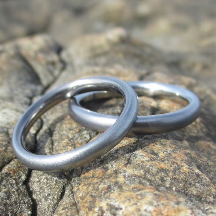 タンタルとハフニウムを内外で組み合わせた結婚指輪　Tantalum & Hafnium Rings