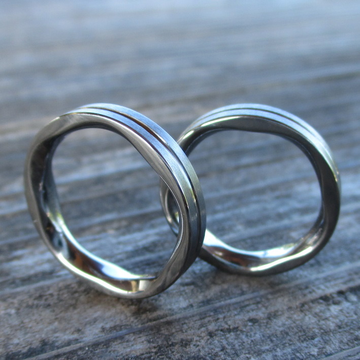 内周に特徴的な彫刻・タンタルの結婚指輪　Tantalum Rings