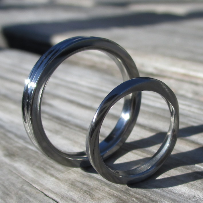 １つのハフニウム材から、２つの異なるデザインを削り出したハフニウムの結婚指輪　Hafnium Rings