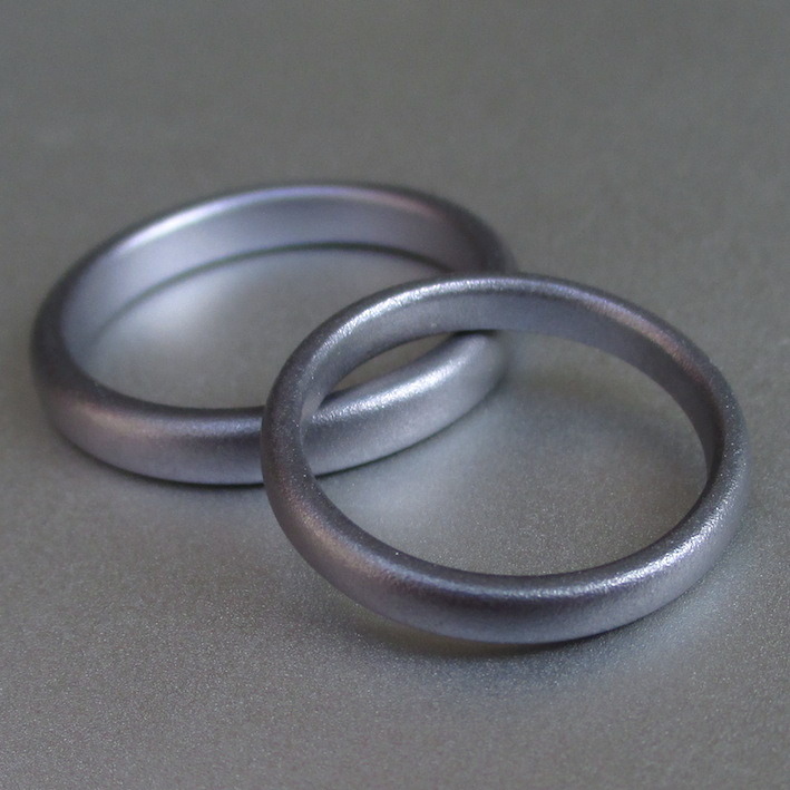 金属アレルギーにならないシンプルなタンタルの結婚指輪　Tantalum Rings