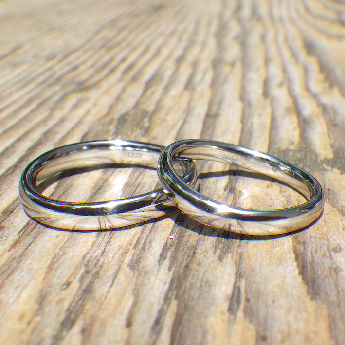 美しいサインカーブを描くデザイン・ハフニウムの結婚指輪　Hafnium Rings