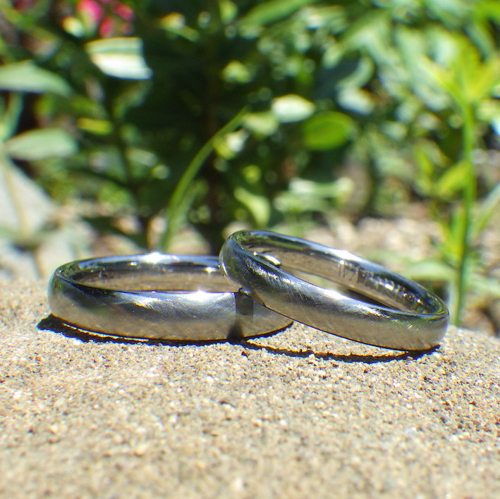 光の反射が美しい綾目ヘアライン仕上げ・ハフニウムの結婚指輪　Hafnium Rings