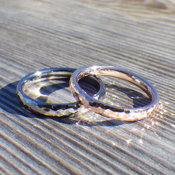 タンタルとピンクゴールドの鎚目仕上げの結婚指輪　Tantalum & Pink Gold Rings