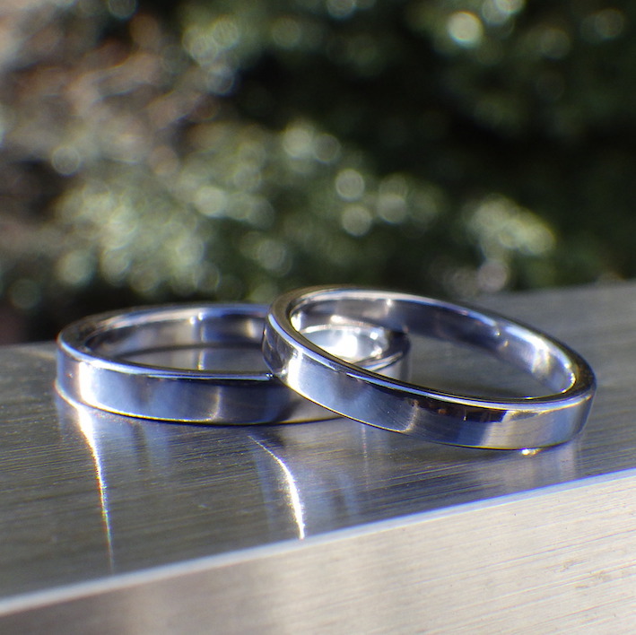 シンプルな平打ちだからこそ素材の美しさが映えるタンタルの結婚指輪　Tantalum Rings