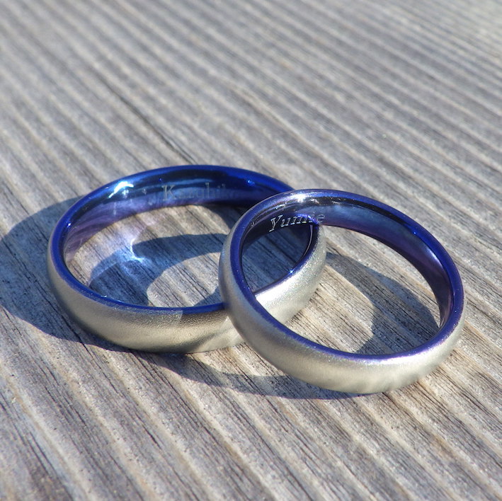 ハフニウムのロイヤルブルー発色が美しい結婚指輪　Hafnium Rings