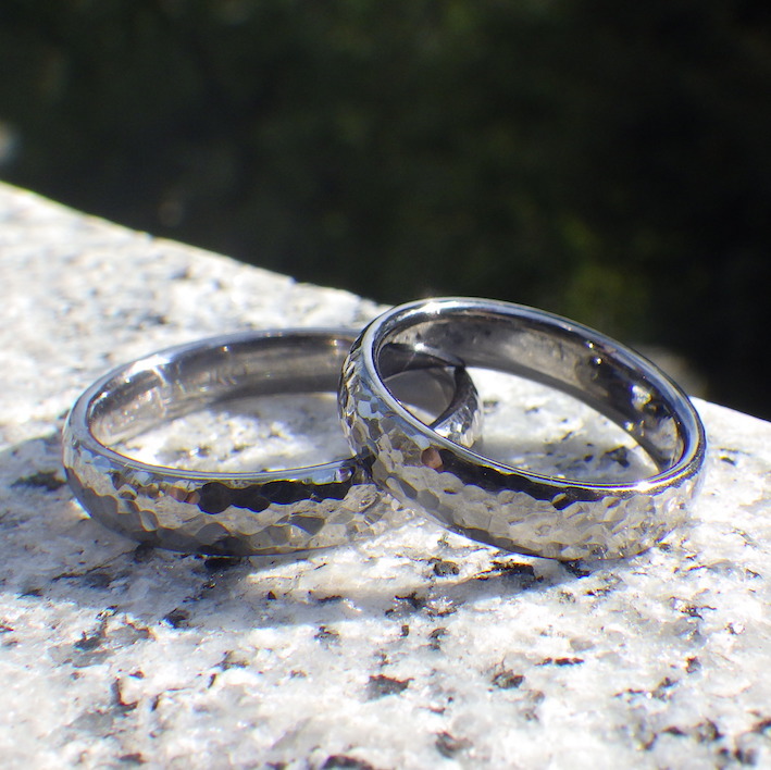 陽の光をばらまく美しい鎚目仕上げ・タンタルの結婚指輪　Tantalum Rings