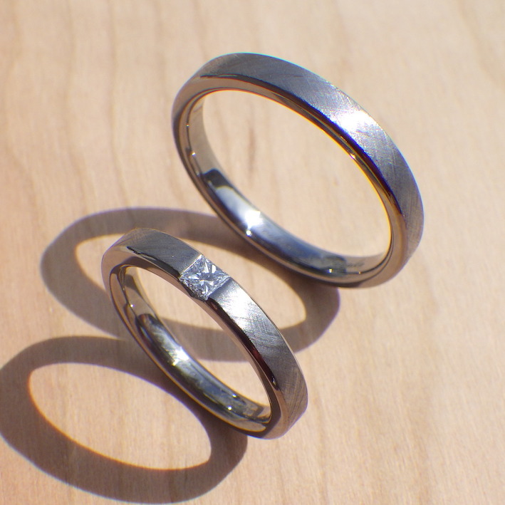 プリンセスハグセッティングのタンタルの結婚指輪　Tantalum Rings