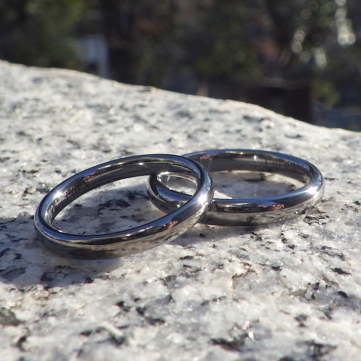 究極の着け心地の丸みのデザイン・タンタルの結婚指輪　Tantalum Rings