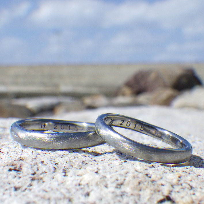 ゆったりウェーブが美しい！ハフニウムの結婚指輪　Hafnium Rings