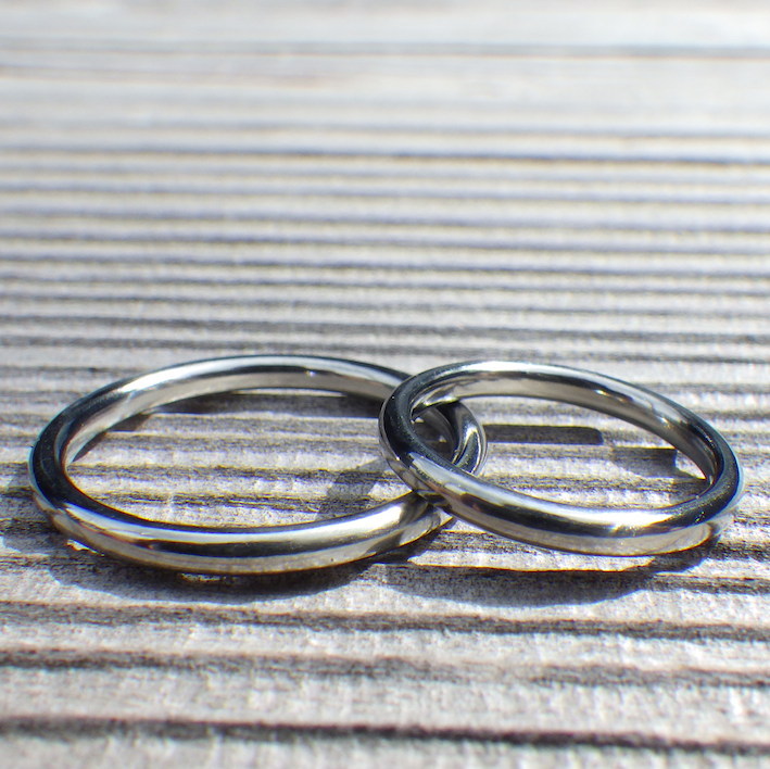 シンプルで丈夫、金属アレルギーにならないハフニウムの結婚指輪　Hafnium Rings