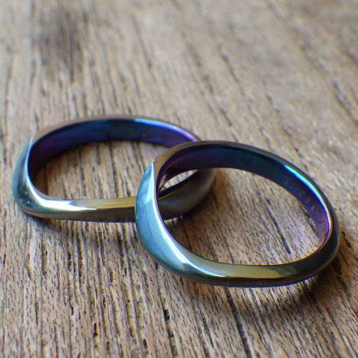 揺らぎの変化が美しいジルコニウムの結婚指輪　Zirconium Rings