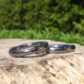 金属アレルギーの彼女のために安心のタンタル素材で作った結婚指輪