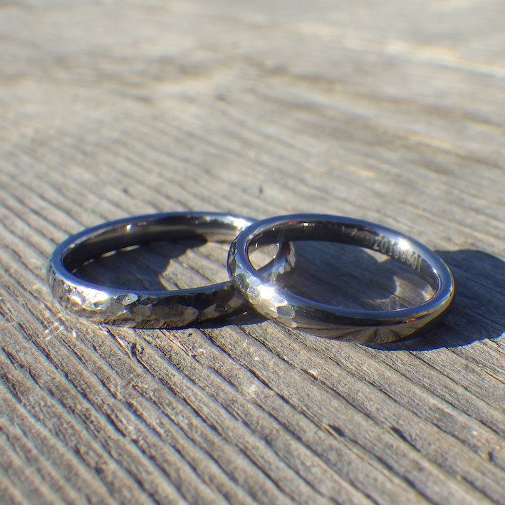 タンタルの鎚目仕上げと鏡面研磨仕上げ両方を楽しめる結婚指輪