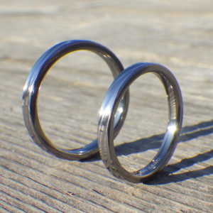 お揃いの波の彫刻を削り出して制作したタンタルの結婚指輪