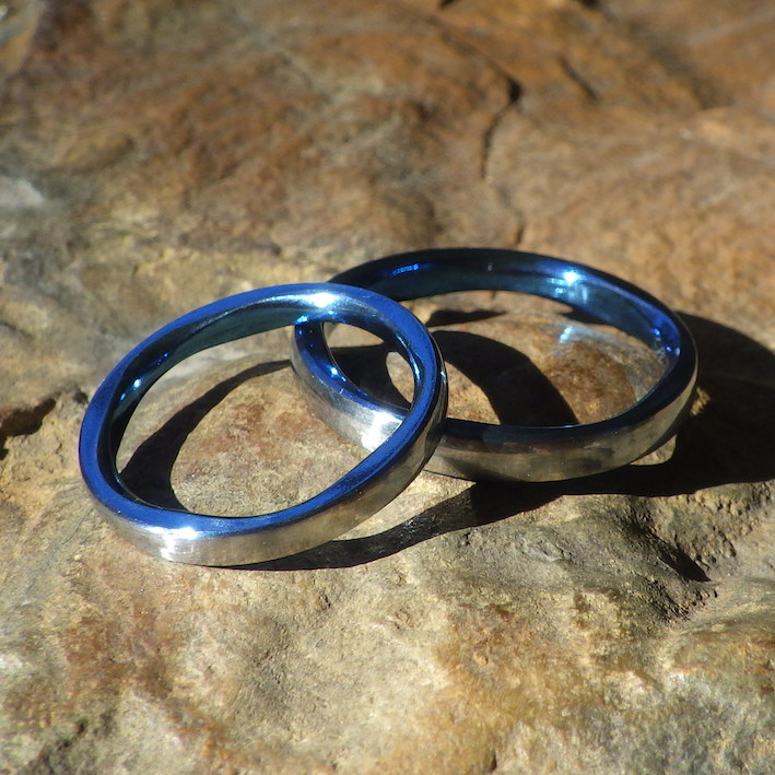 ロイヤルブルーの５枚花弁のデザイン・ハフニウムの結婚指輪