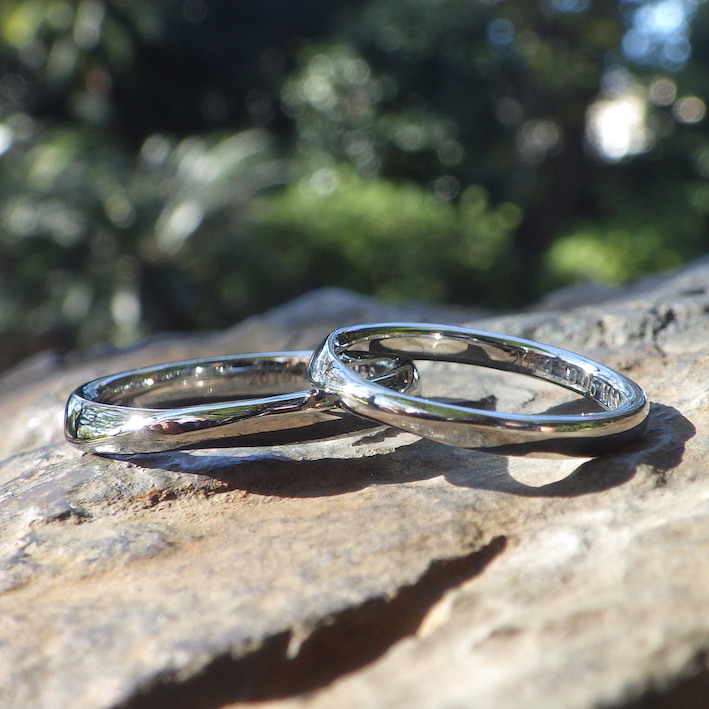 メビウスの輪のデザインを、全体的に丸みを帯びたアレンジ・ハフニウムの結婚指輪