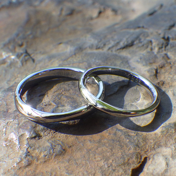 メビウスの輪のデザインを、全体的に丸みを帯びたアレンジ・ハフニウムの結婚指輪