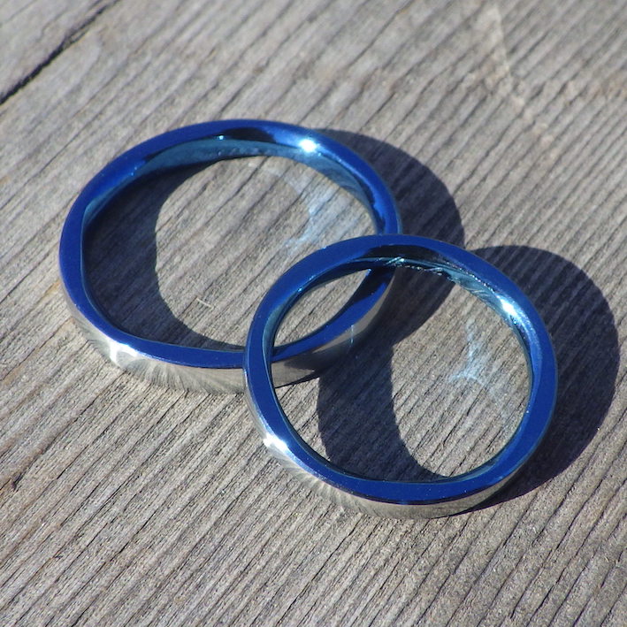 ロイヤルブルーの５枚花弁のデザイン・ハフニウムの結婚指輪