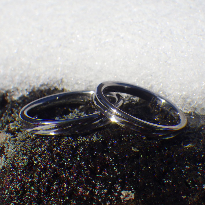お揃いの波の彫刻を削り出して制作したタンタルの結婚指輪