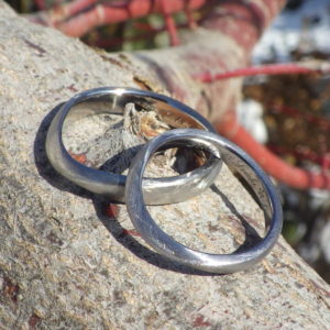 タンタルとチタンのペア・柔らかい曲線に綾目ヘアラインの結婚指輪