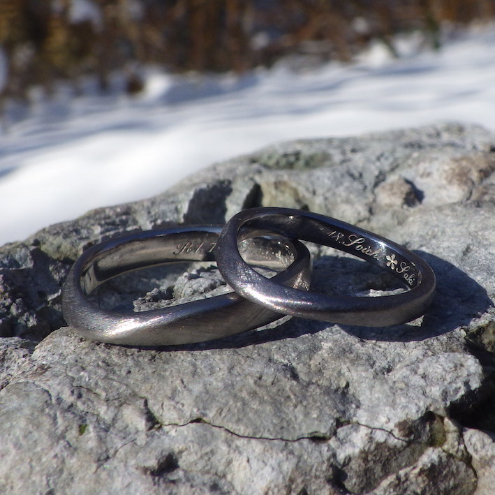 タンタルとチタンのペア・柔らかい曲線に綾目ヘアラインの結婚指輪
