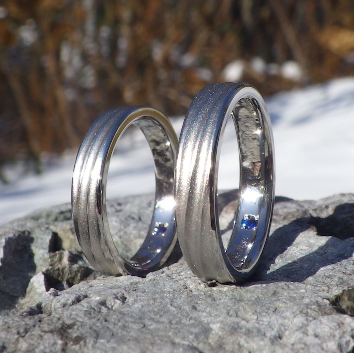 イリジウム割プラチナとブルーサファイアの色合わせが美しい結婚指輪