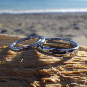 旦那さんにも絶対つけてほしい!金属アレルギーの心配が無いハフニウムの結婚指輪