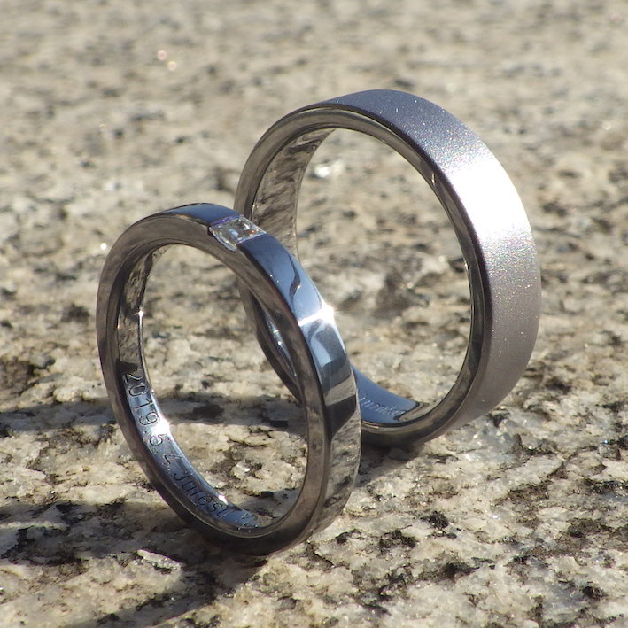 プリンセスハグセッティングを、よりスマートにアレンジ・タンタルの結婚指輪