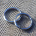 メビウスの輪のデザインと着け心地の良い丸みをハイブリッド・ハフニウムの結婚指輪