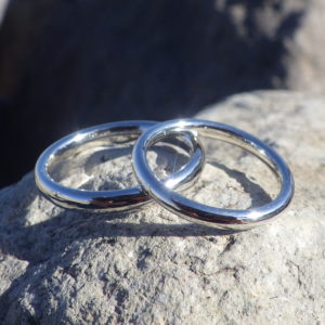 イリジウム割プラチナを鍛造そして削り出して制作した結婚指輪