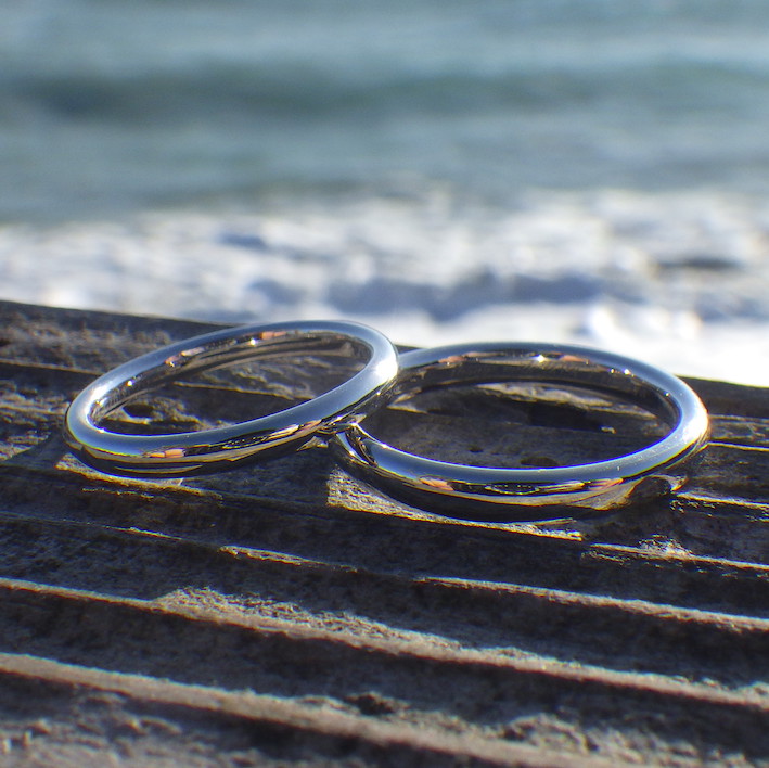 イリジウム割プラチナを鍛造そして削り出して制作した結婚指輪