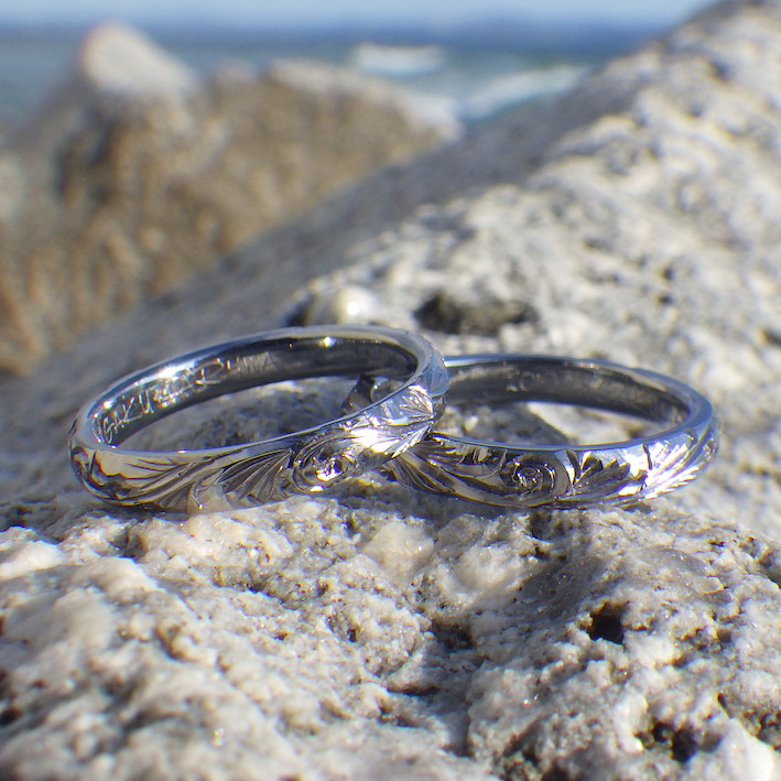 手彫りのパームツリー（椰子）とスクロール（波）の彫刻・タンタルの結婚指輪