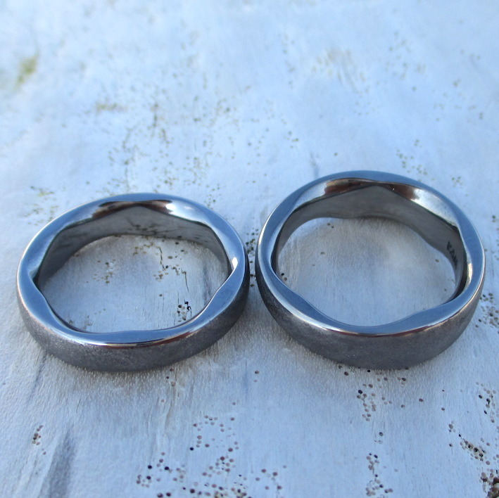 リング内側に特徴的な彫刻・タンタルの結婚指輪　Tantalum Rings