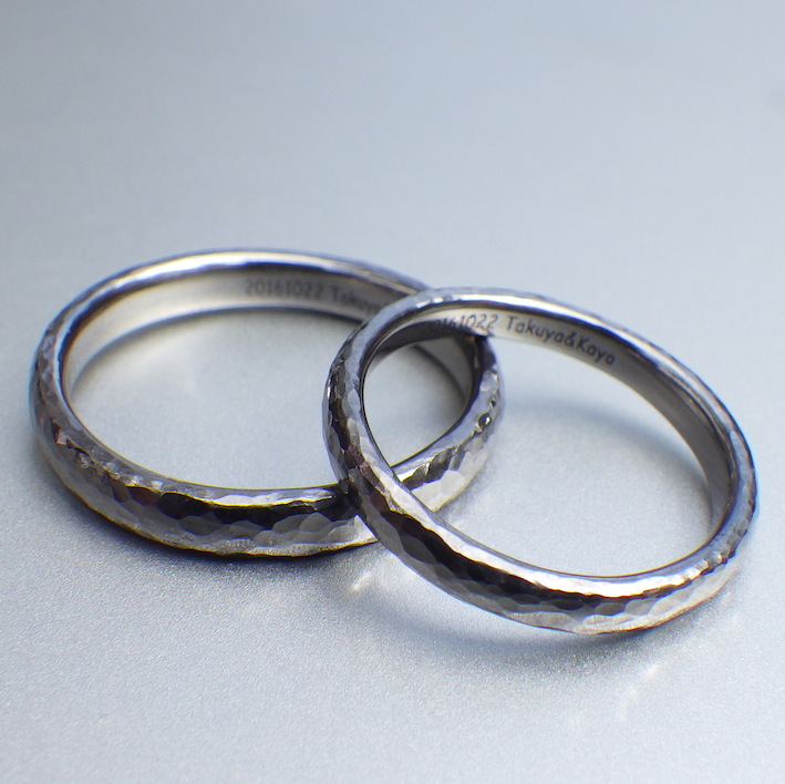 ゆるやかウェーブに鎚目仕上げ・タンタルの結婚指輪　Tantalum Rings
