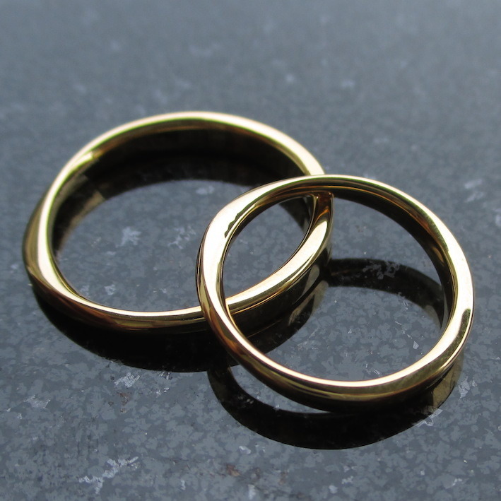 婚約指輪との重ね着けが美しい22金イエローゴールドの結婚指輪　22K Yellow Gold Rings