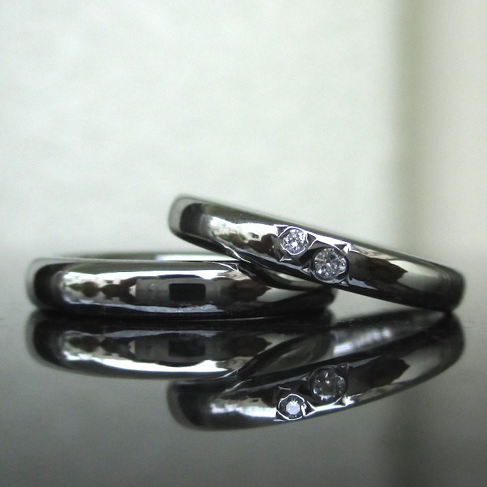 ダイヤモンドを２つ彫り留め・ハフニウムの結婚指輪　Hafnium Rings