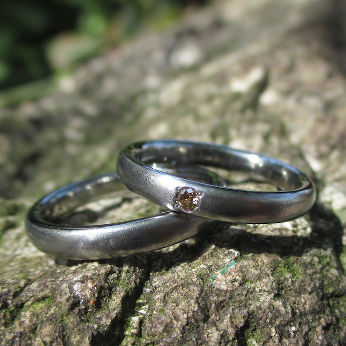 ブラウンダイヤモンドが美しいハフニウムの結婚指輪　Hafnium Rings