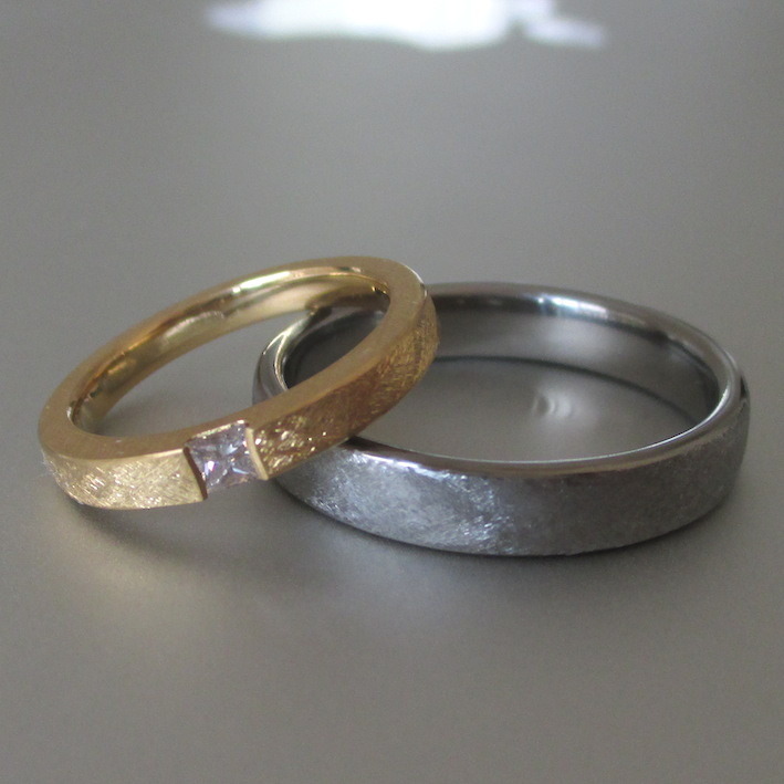 プリンセスカットダイヤモンドを留めた美しい結婚指輪　YellowGold & Hafnium Rings