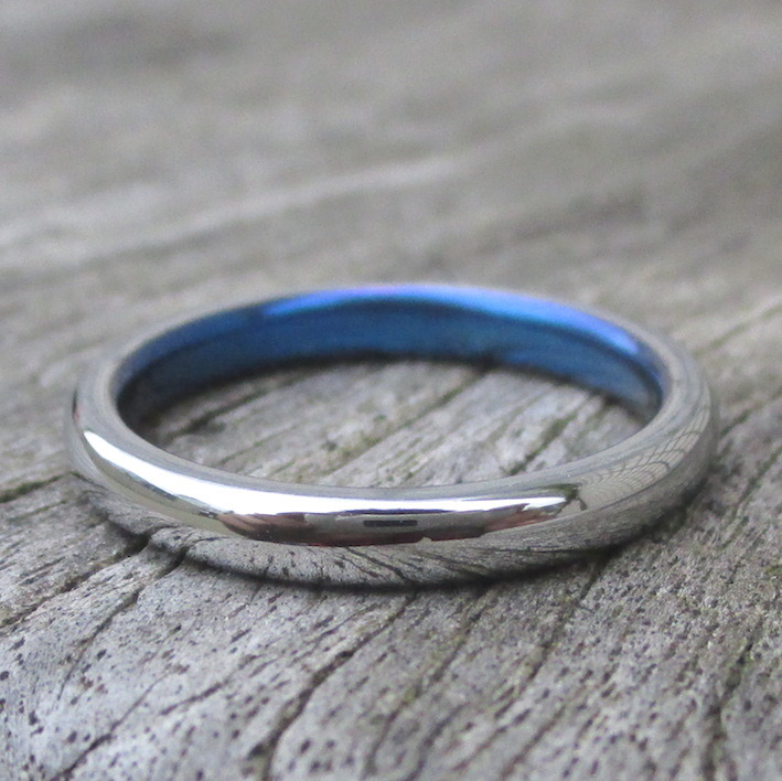 白いハフニウムと青いチタンを組み合わせた指輪　Hafnium × Titanium Ring