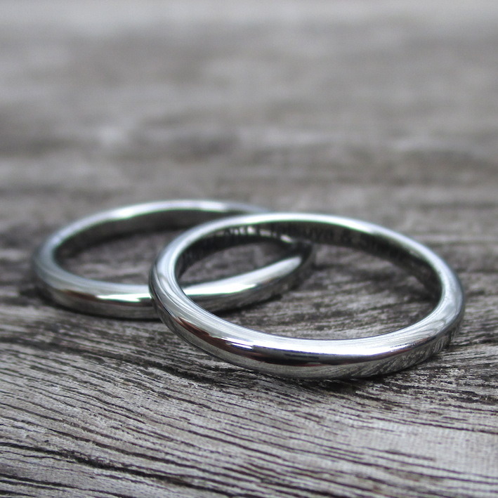 細身で肌になじむ着け心地のハフニウムの結婚指輪　Hafnium Rings