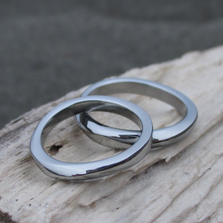 柔らかな曲線が美しいハフニウムの結婚指輪　Hafnium Rings