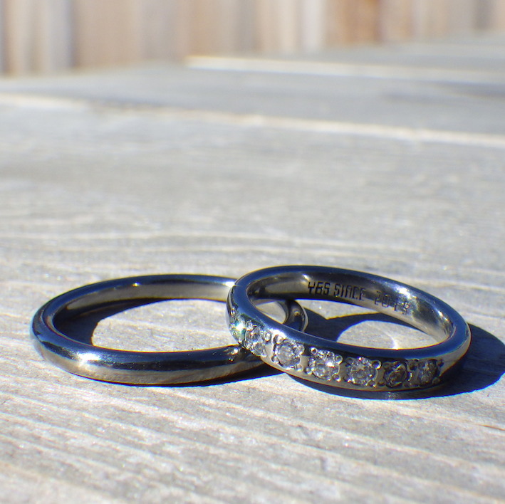 ダイヤモンドが輝くハフニウムの結婚指輪　Hafnium Rings
