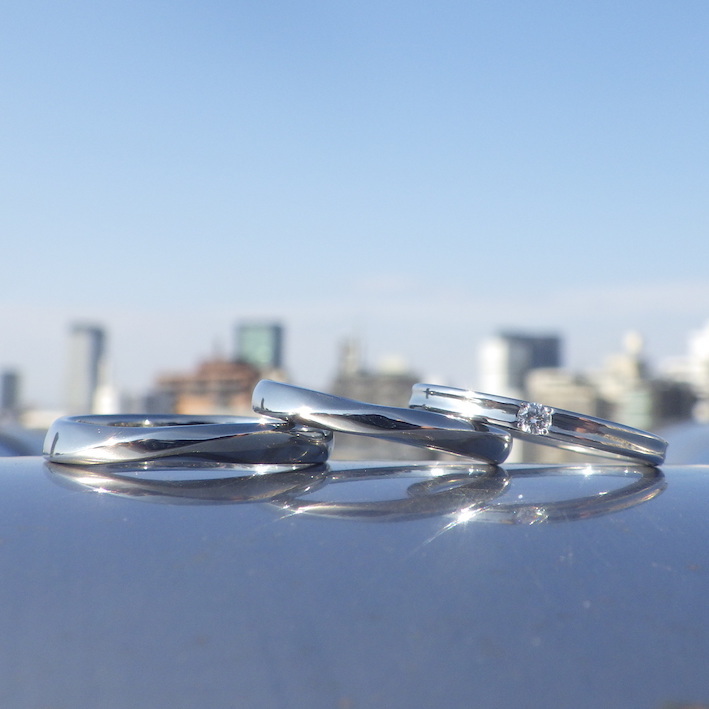 結婚指輪との重ね付けが美しいシンプルな婚約指輪　Hafnium Ring